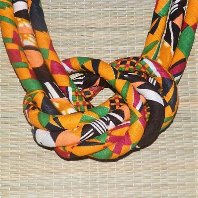 Collier plastron en tissu africain “ kente”
